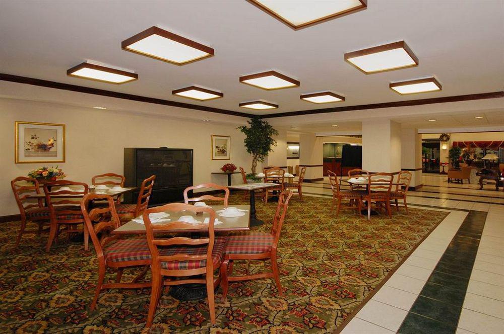 Red Roof Inn & Suites Ньюнан Екстер'єр фото