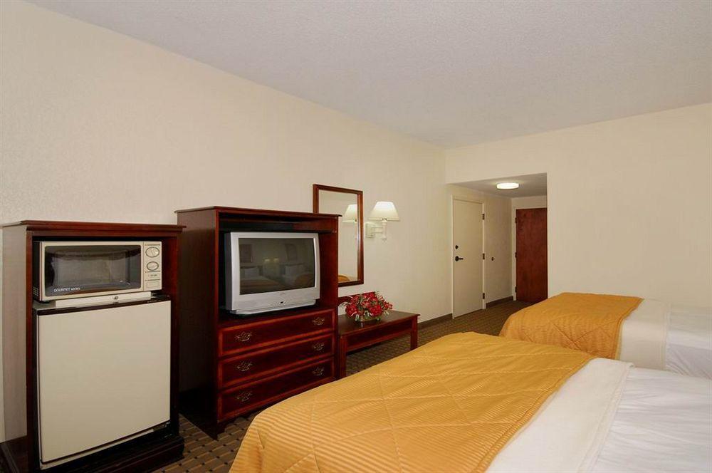 Red Roof Inn & Suites Ньюнан Екстер'єр фото