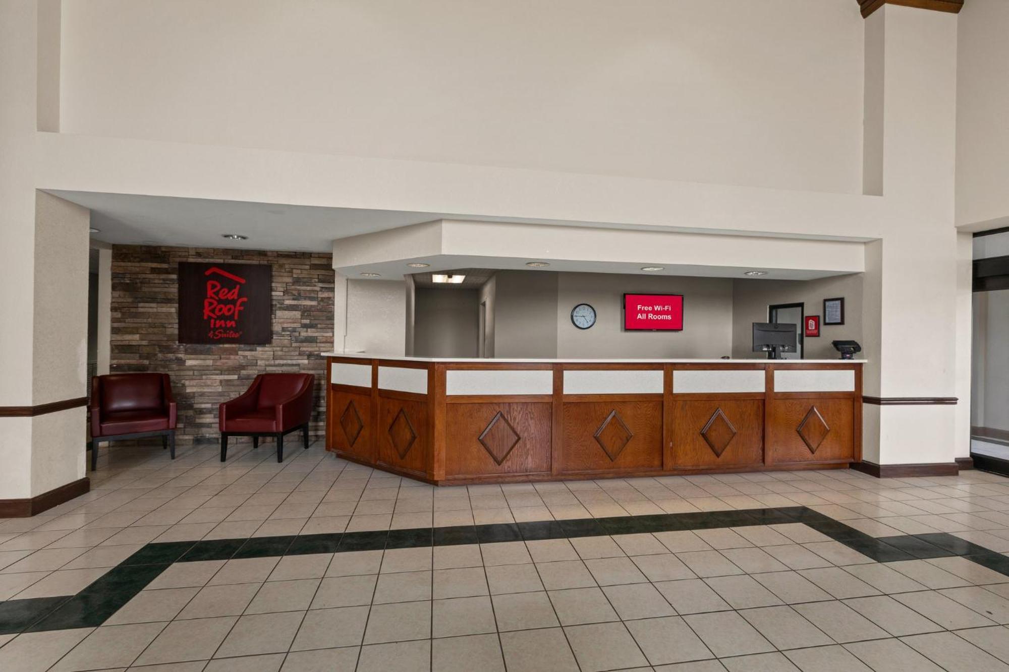 Red Roof Inn & Suites Ньюнан Екстер'єр фото