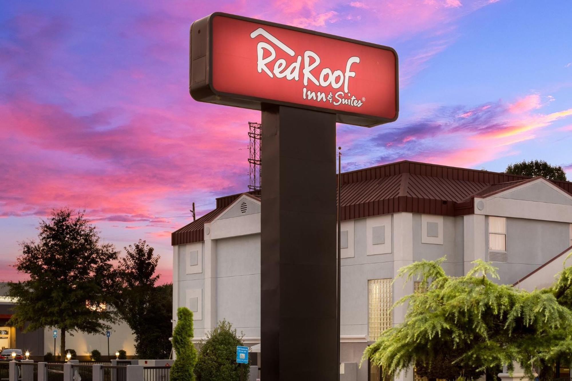 Red Roof Inn & Suites Ньюнан Екстер'єр фото
