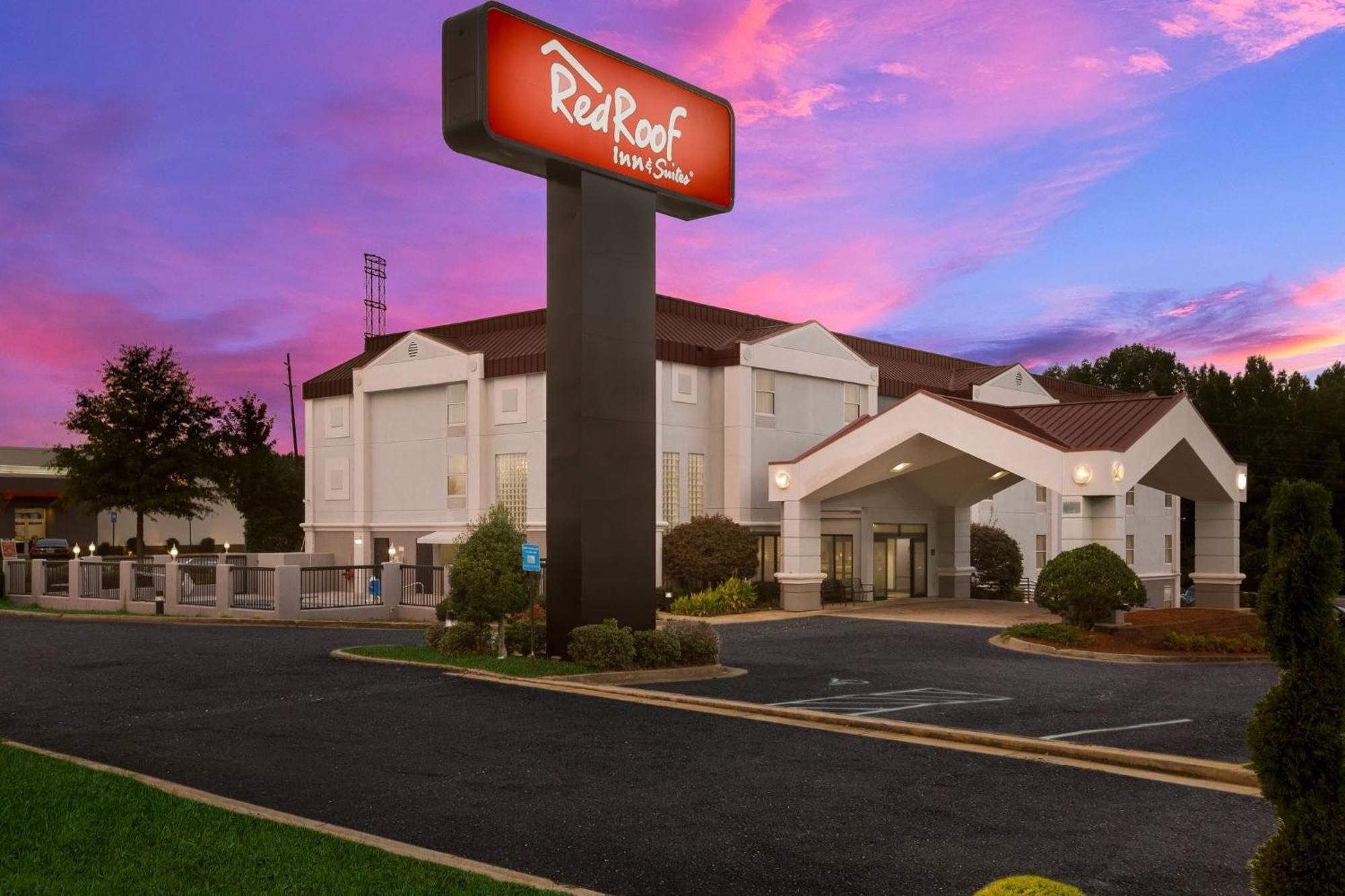 Red Roof Inn & Suites Ньюнан Екстер'єр фото