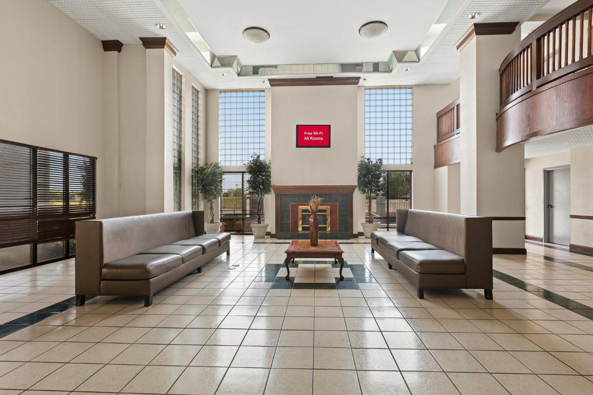 Red Roof Inn & Suites Ньюнан Екстер'єр фото