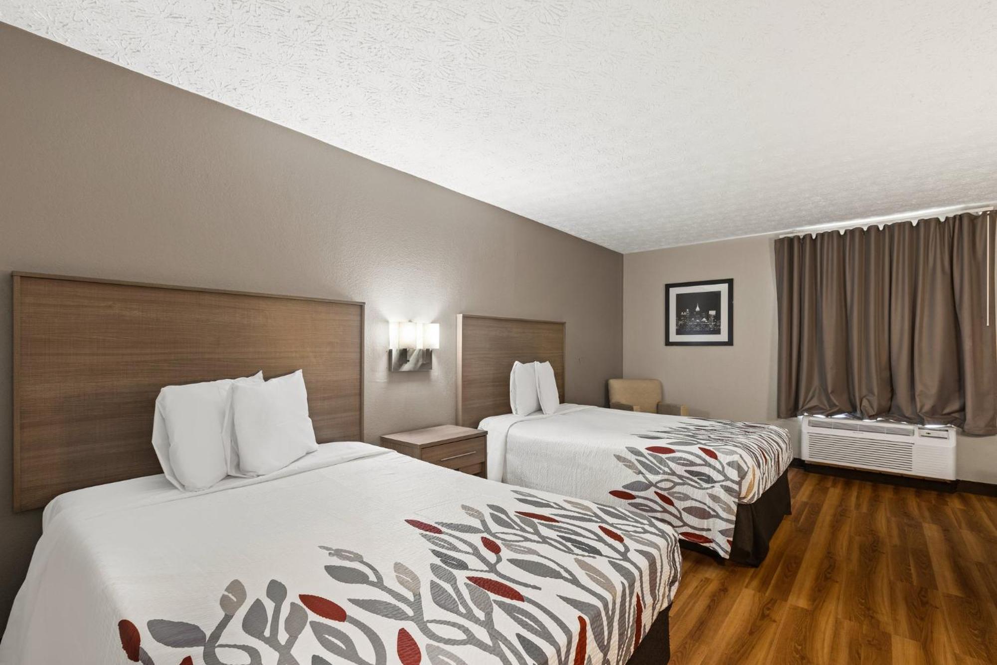 Red Roof Inn & Suites Ньюнан Екстер'єр фото
