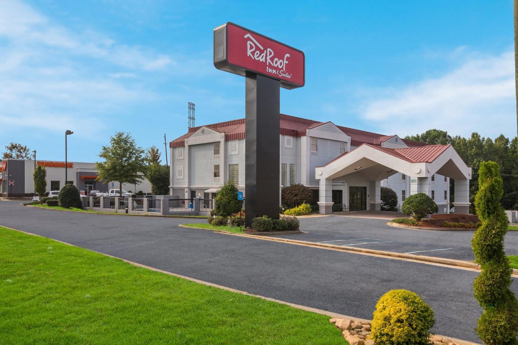 Red Roof Inn & Suites Ньюнан Екстер'єр фото