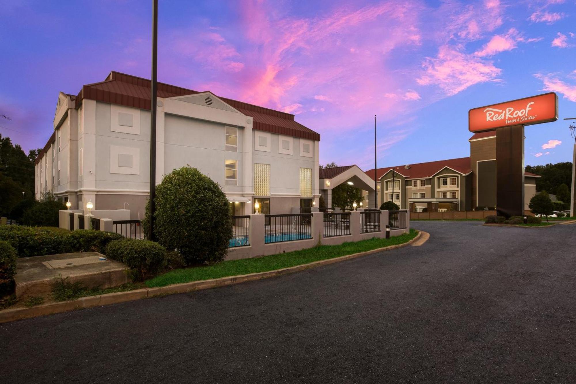 Red Roof Inn & Suites Ньюнан Екстер'єр фото