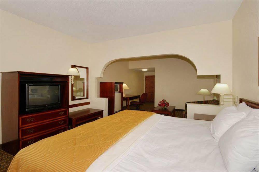 Red Roof Inn & Suites Ньюнан Екстер'єр фото