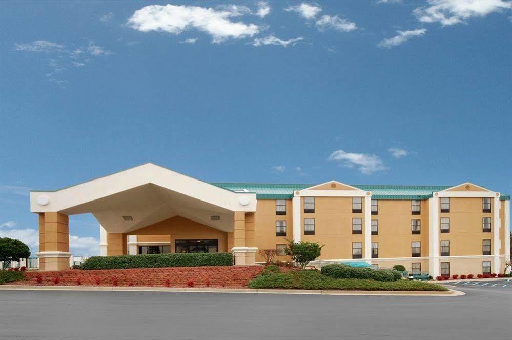 Red Roof Inn & Suites Ньюнан Екстер'єр фото